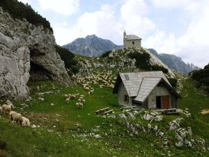 Kocbekovo zavetišče in kapela na Molički planini